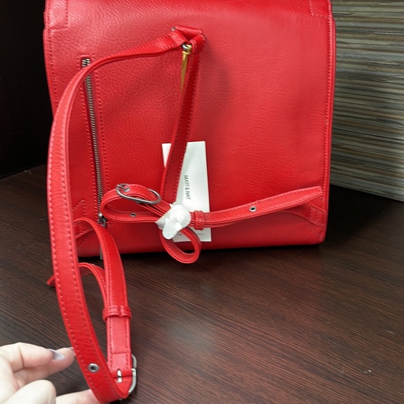 ❤️BEAUTIFUL ❤️Matt & Nat backpack/purse! straps, dust bag included❤️ - Picture 3 of 8